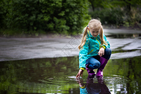 女孩在水坑里玩水自然的高清图片素材