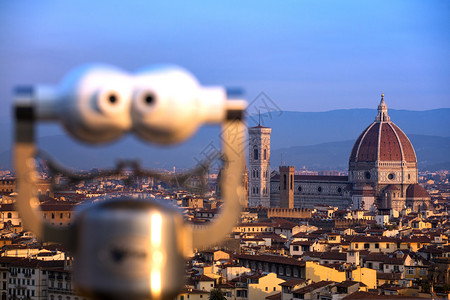 观察平台上的望远镜和日出时的浮观从外看Italy图片