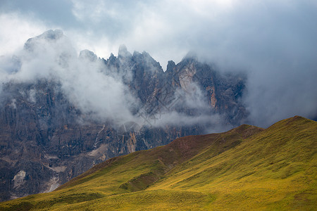 云在意大利多伦山的峰上图片