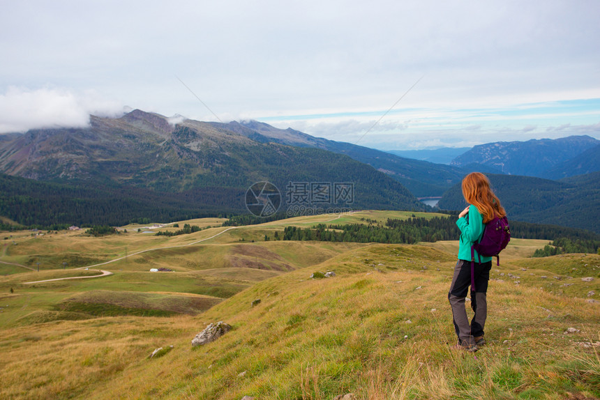 女孩在多洛米山的一条小路上漫步图片