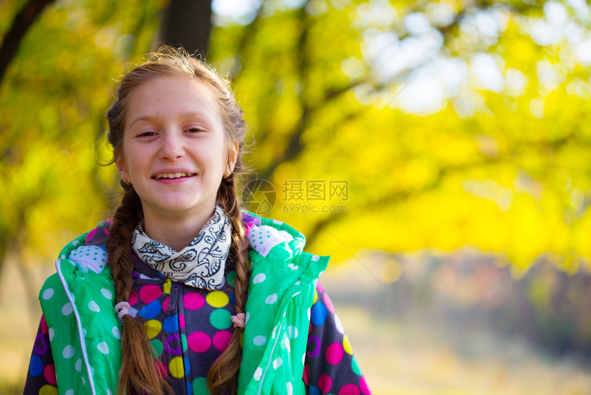 秋天公园的小女孩图片