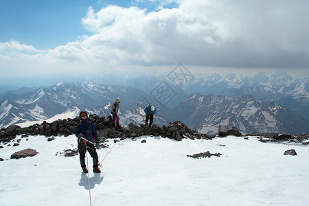 登上高山顶的冰雪川山者高清图片