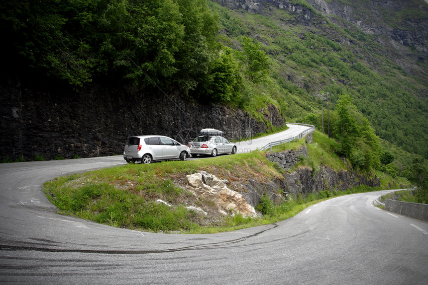 在挪威山的道路上图片