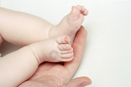婴儿的脚躺在父亲手上图片