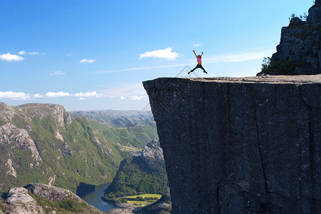 利塞夫乔登在挪威山上跳过著名的悬崖背景