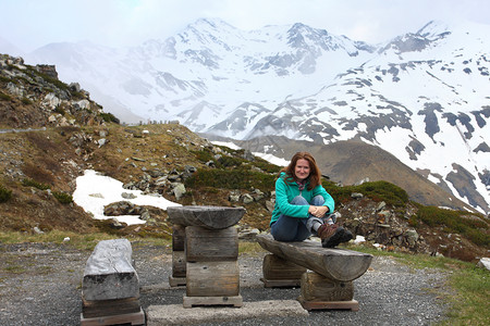 格罗斯格洛克纳女孩徒步旅行者休息在山上的长凳背景