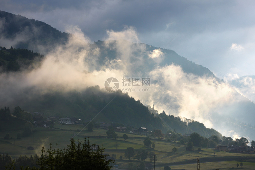 高山的神奇早晨奥斯特里亚图片