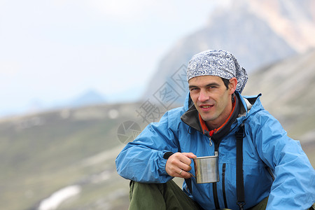 拉瓦雷多与高岩山相伴的登者背景