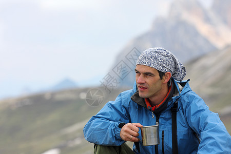 白云石山与高岩山相伴的登者背景