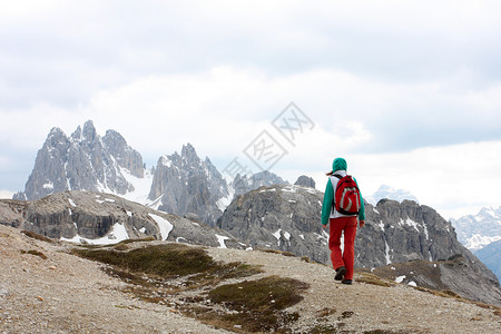 登山者到丘上爬高清图片