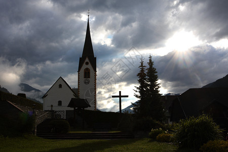 阿尔卑斯山的丘教堂图片