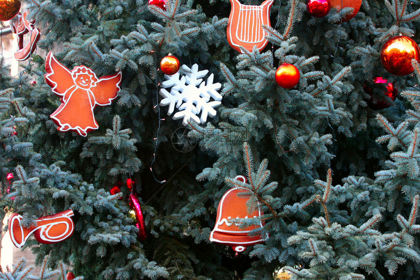 街道圣诞树上的新年装饰图片