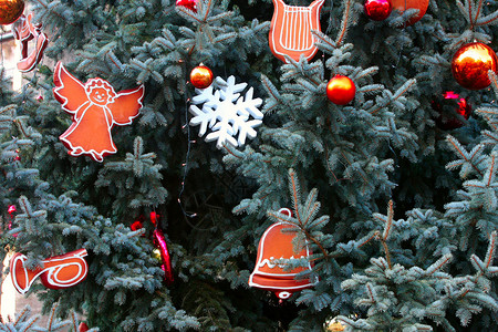 街道圣诞树上的新年装饰图片