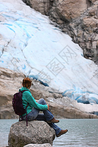 约斯特德尔斯布林坐在石头上看着冰川背景