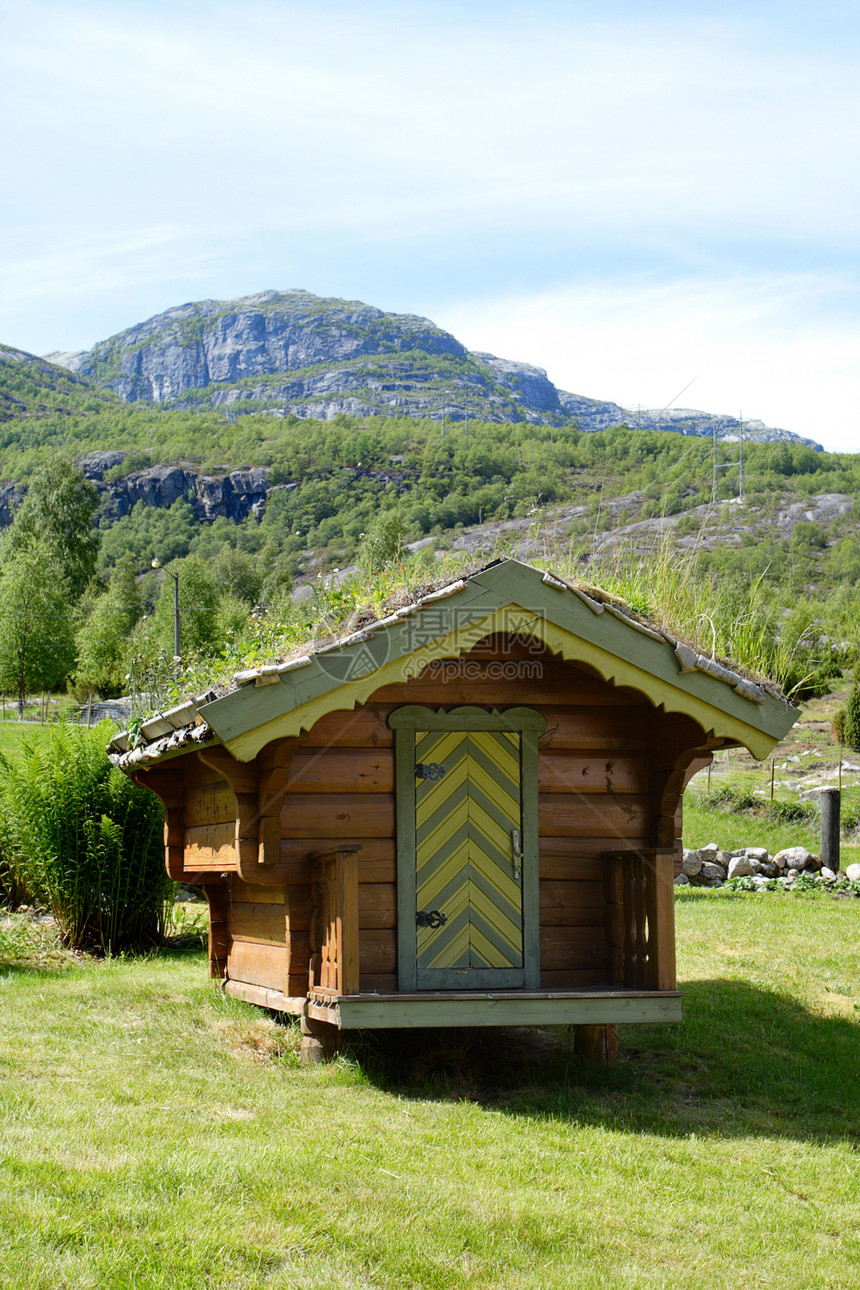 传统挪威木屋和山丘背景图片