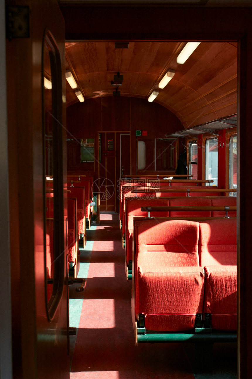 旧式列车厢内部的椅子图片