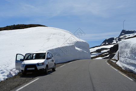 在山高处的冬季公路上汽车图片
