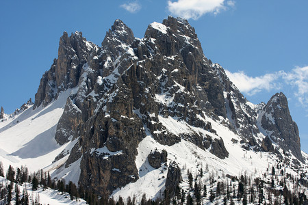 陡峭的雪山图片