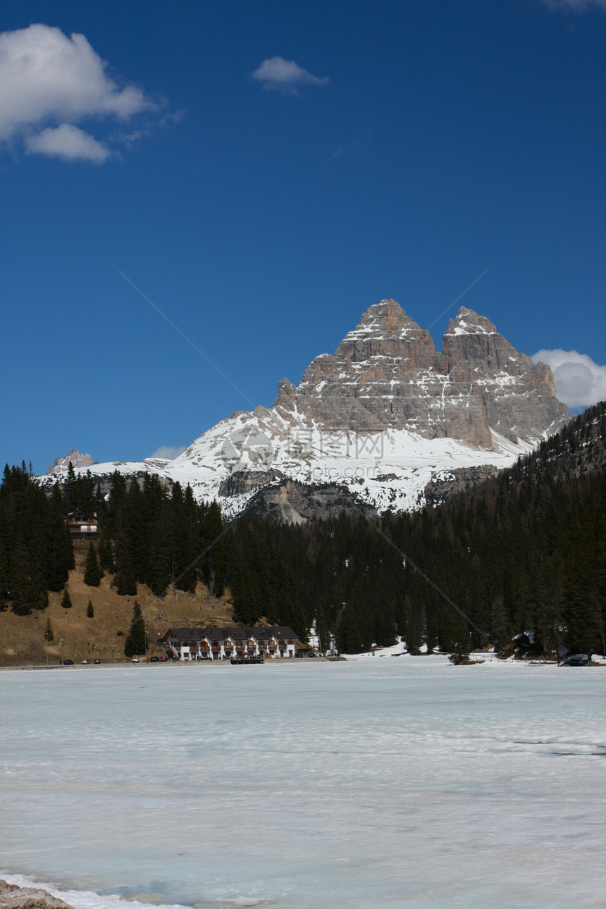 冰冻的大山湖雪背景意大利多洛米特人图片