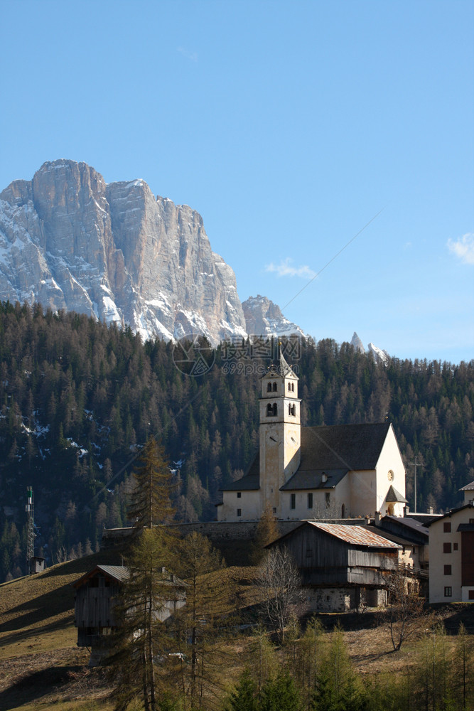 山上有雪的教堂Italy图片