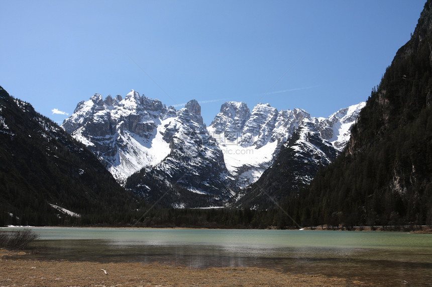 有雪山的大湖意利多洛米人图片