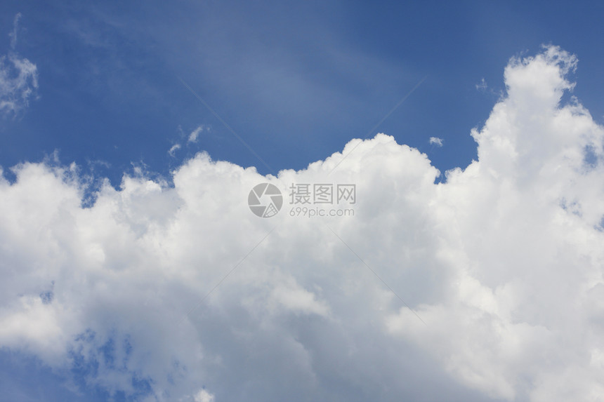 蓝色天空上美丽的白云图片