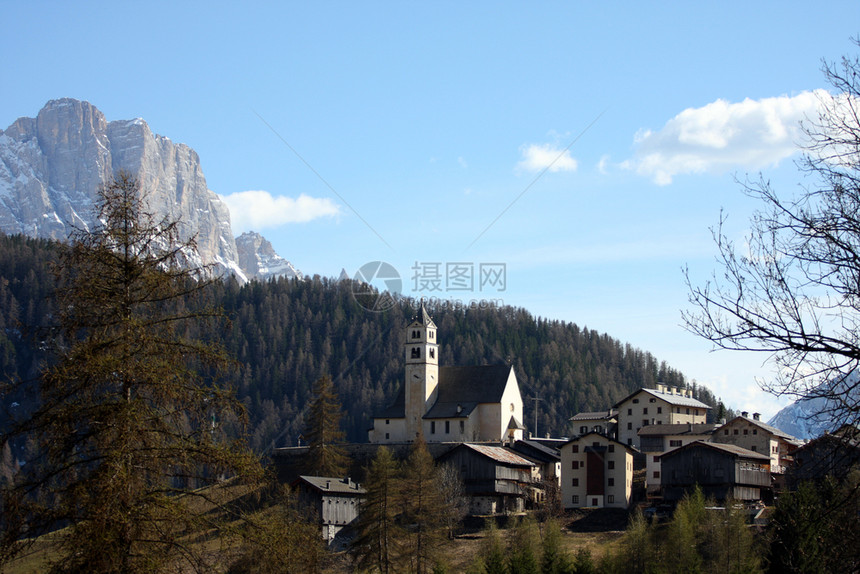 山丘上的教堂有雪在背景意大利图片