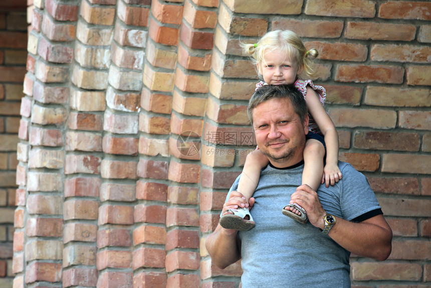 父亲和女儿在散步图片