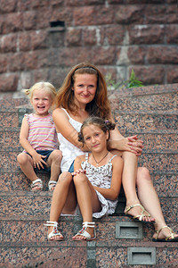 母亲和女儿坐在楼梯上图片