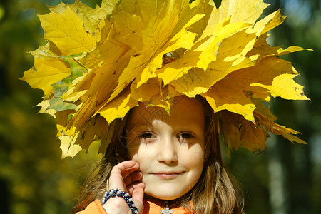 头带着黄色树叶的女孩图片