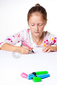 小女孩在画画图片
