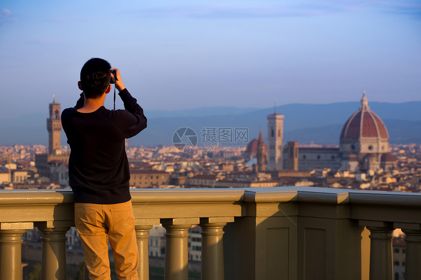 男人用像机拍佛罗伦萨的照片图片