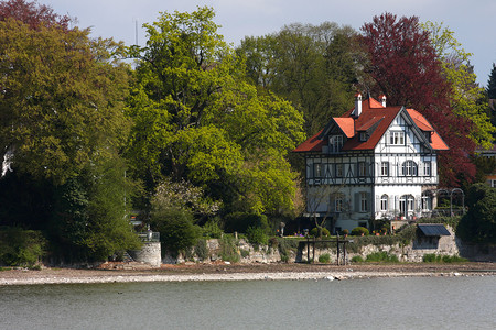 传统德国人的房子站在湖岸边图片