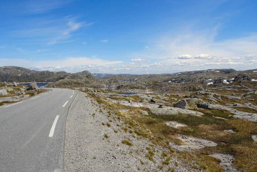 在挪威山的道路上图片