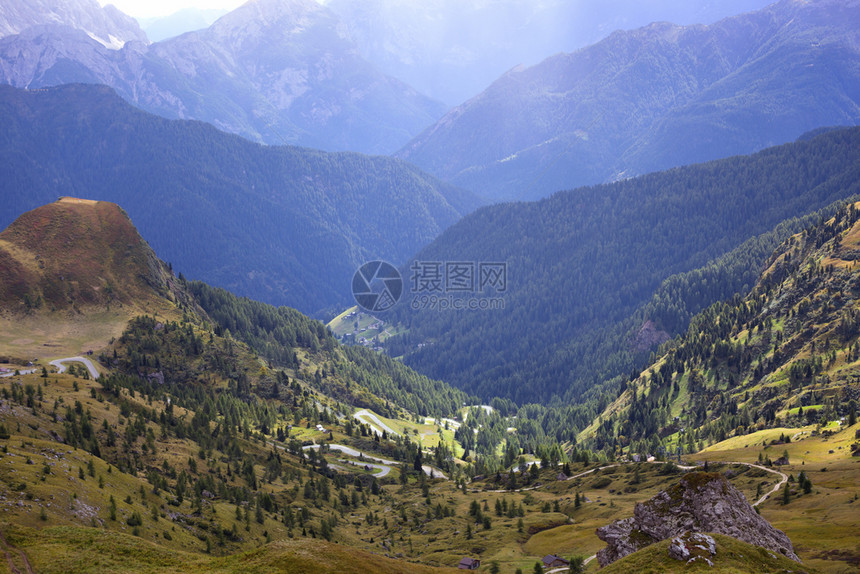 美丽的山地风景环绕着寒冷的山脊图片