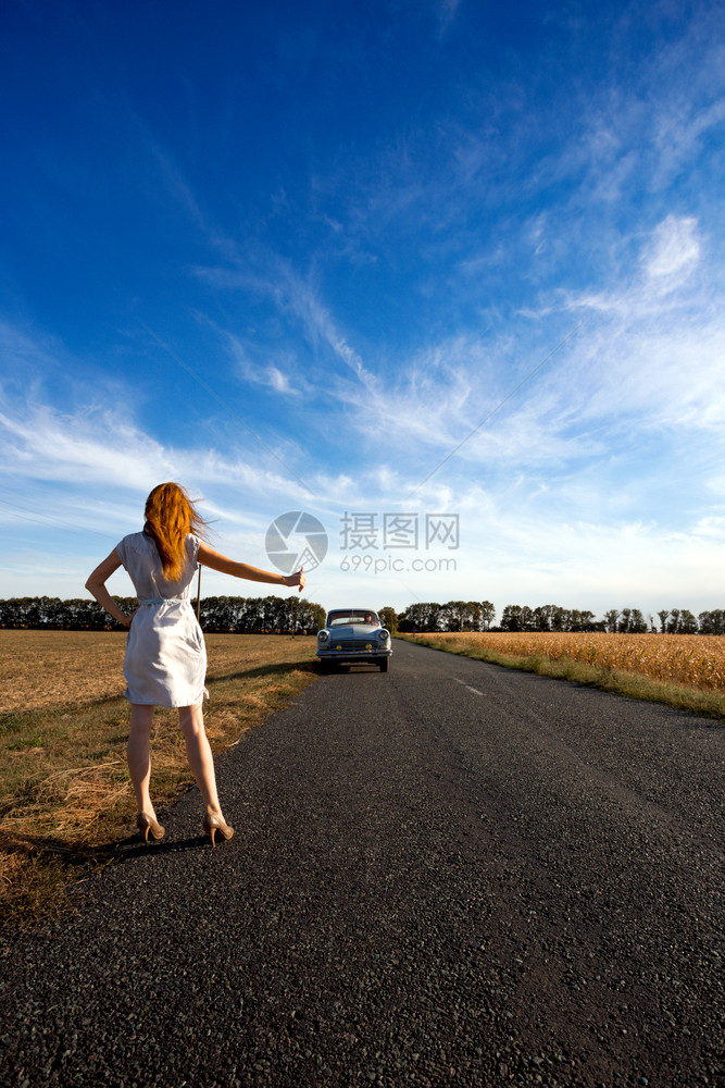 搭便车的年轻妇女图片