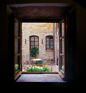 透过窗户的意大利式院子视野Italy图片