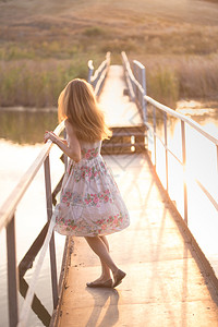 女孩在桥上秋天的心情图片