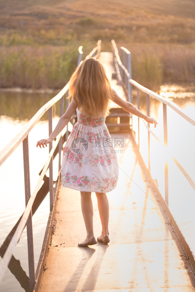 女孩在桥上秋天的心情图片