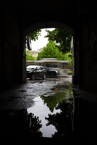 城市的雨水中街道的风景图片