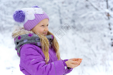 小女孩在寒冬雪天散步图片