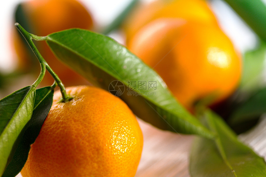 新年背景餐桌上的熟食橘子图片