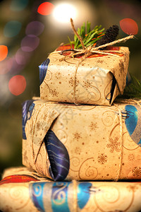 圣诞背景礼物和圣诞装饰木制背景图片