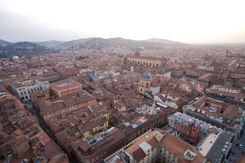 意大利博洛尼亚历史中心的顶端视图图片