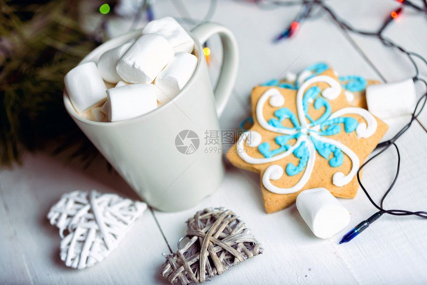 新年贺卡咖啡和棉花糖姜饼圣诞节装饰图片
