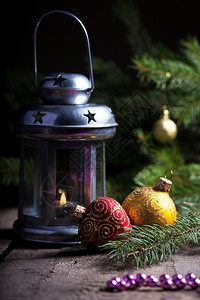 圣诞节装饰木制餐桌旁有bokh的灯笼图片