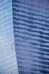 在野战和中在背景下摩天大楼的外表图片