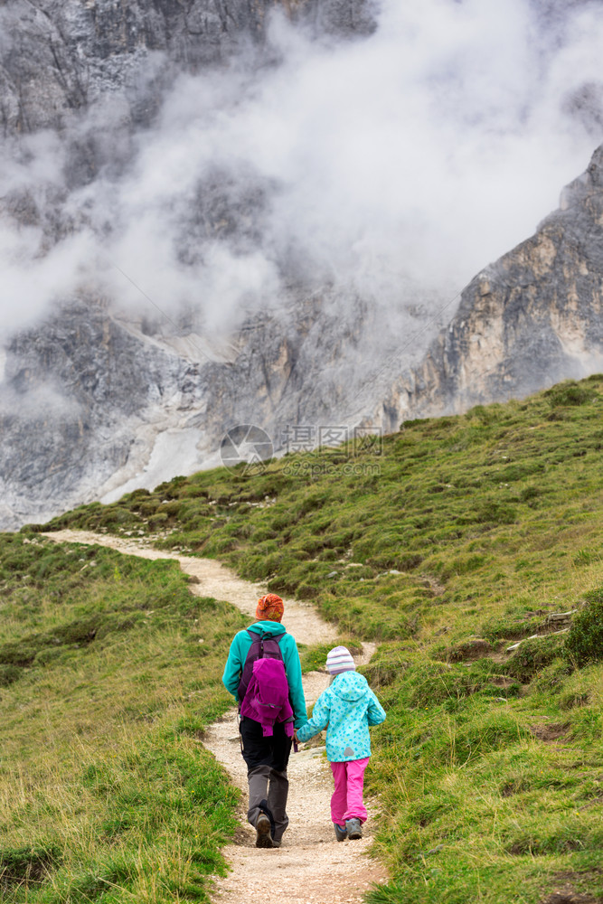两名女孩徒步旅行者母亲与女儿同在山上多洛美人意大利图片
