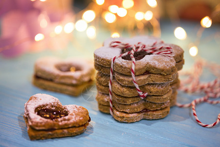 经典的Linzer饼干近身和侧边布基在背景圣诞节图片