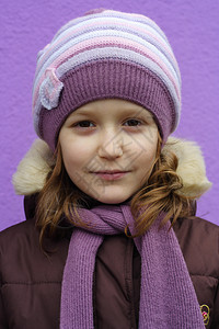紫背景的年轻女孩肖像图片